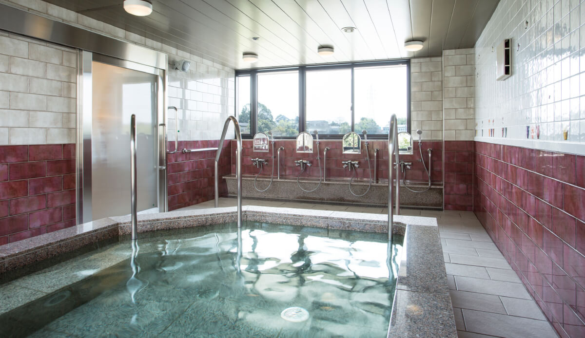 施設最上階には庭園をガラス越しに温泉気分でゆったりとご入浴を楽しんでいただける大展望浴場があります。